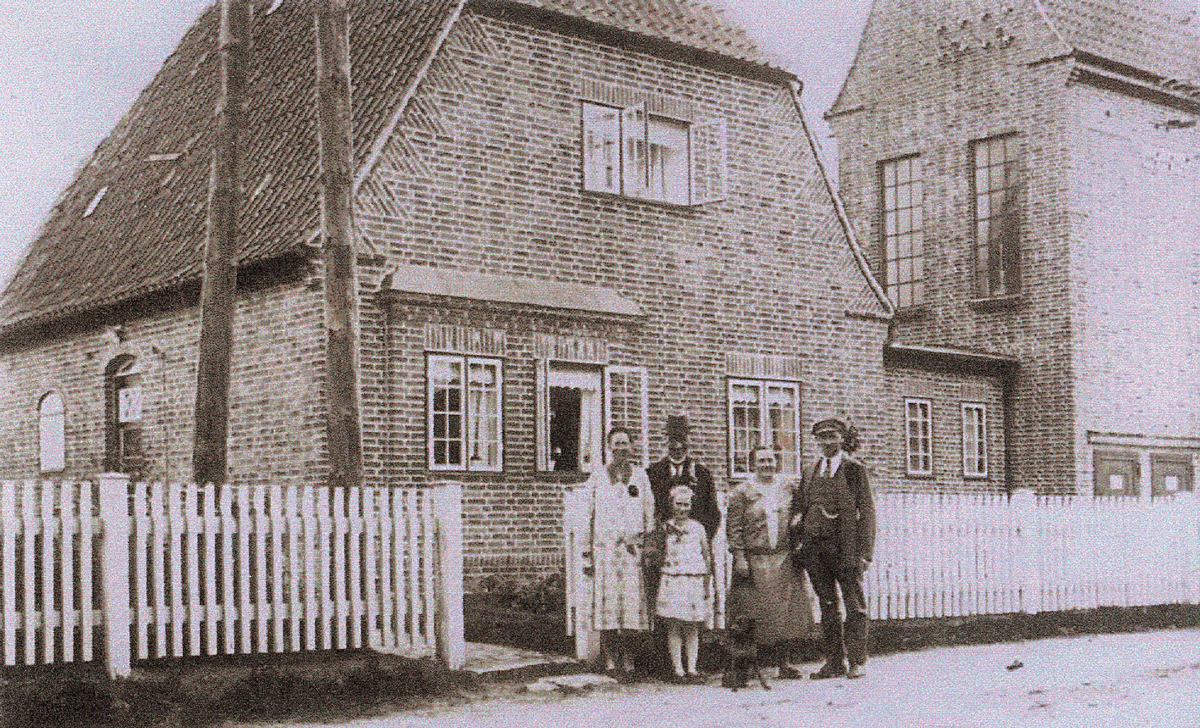 Familie Kock vor dem Schleswaggebäude in den 30er Jahren. Jürgen Kock ist rechts im Bild zu sehen.