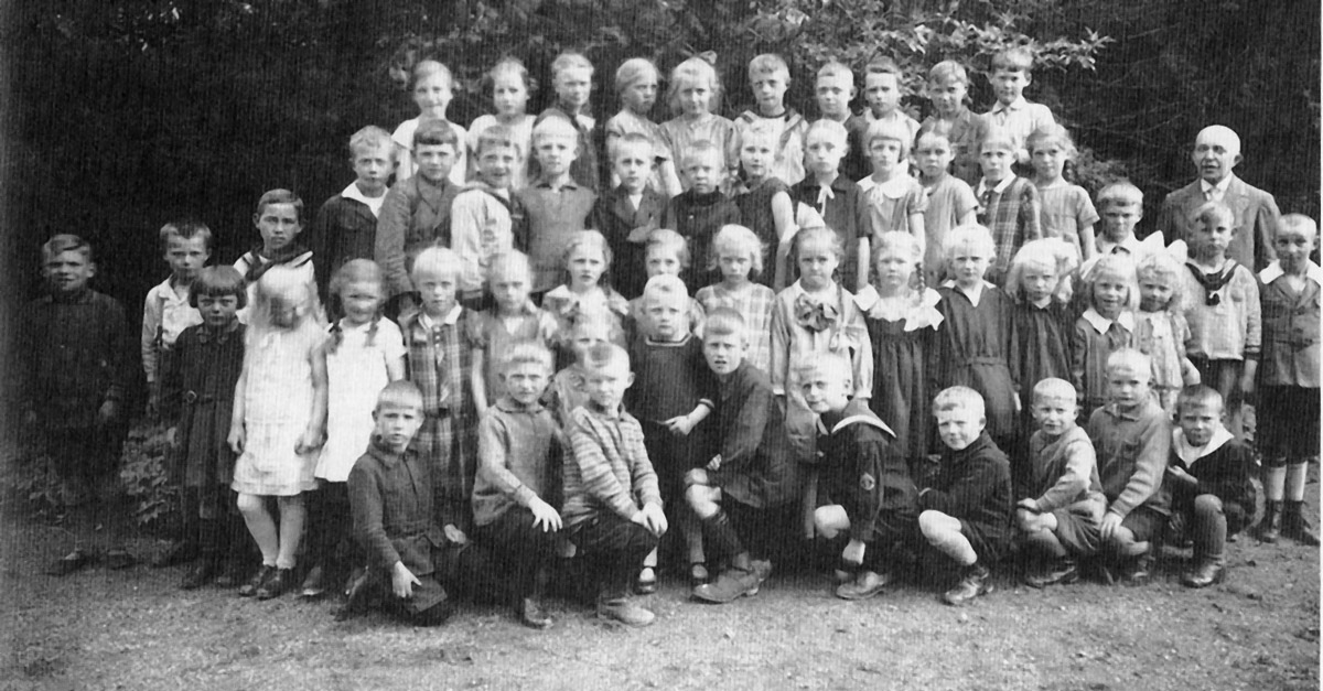 Lehrer Hermann Tüxen mit Schulklasse circa im Jahr 1930