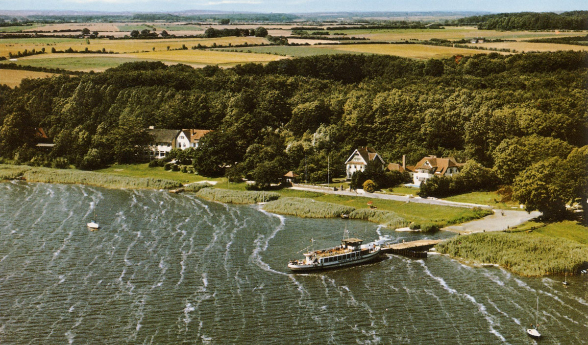 Ehemaliges Strandhotel Ulsnis (links im Bild)
