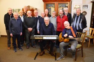 Eine Gruppe älterer Herren mit Hamondorgel und Gitarre im Vordergrund