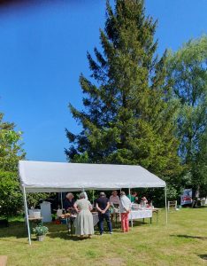 Apfelblütenfest 2025 Gäste vor dem Kuchenzelt.