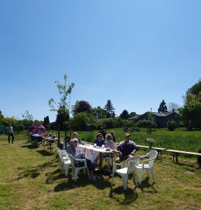 Apfelblütenfest 2025 Gäste des Apfelblütenfest am Kaffeetisch.