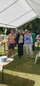 Apfelblütenfest 2025 Drei Frauen im Kuchenzelt.