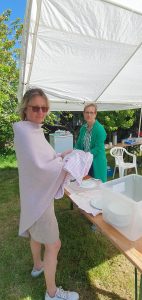 Apfelblütenfest 2025 Zwei Frauen im Kuchenzelt beim Abspülen.