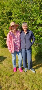 Apfelblütenfest 2025 Hanna Schulze in rosa Jacke und Birgit Kiehn-Schmeling in blauer Jacke.