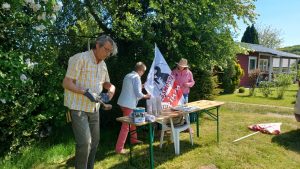 Apfelblütenfest 2025 Der Apfelsaftstand wir aufgebaut von zwei Frauen und einem Mann.