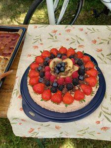 Apfelblütenfest 2025 Eine reichdekorierte Torte mit Erdbeeren, Brombeeren, Himbeeren und Blaubeeren.