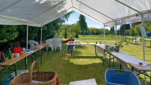 Apfelblütenfest 2025 Das aufgebaute Zelt auf der Wiese.