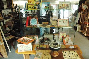 Museumstag 2025 Ein Stand im Museum mit alten Spielen.