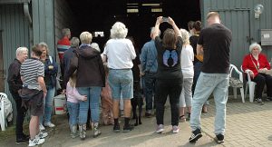 Museumstag 2025 Publikum dicht gedrängt vor der alten Scheune.