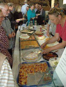 Museumstag 2025 Gäste des Museumstages am Kuchenbuffet.