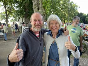 Flohmarkt 2025 Richard Krohn und Eveline Barck lächeln in die Kamera. Er hält sie im Arm.