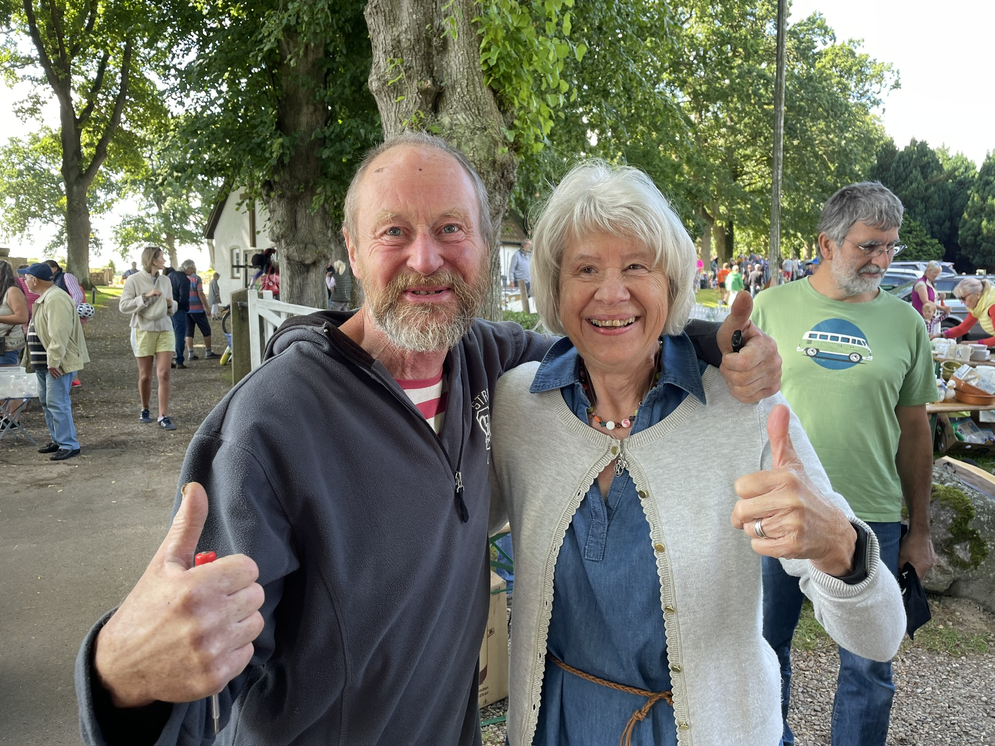 Richard Krohn und Eveline Barck lächeln in die Kamera. Er hält sie im Arm.