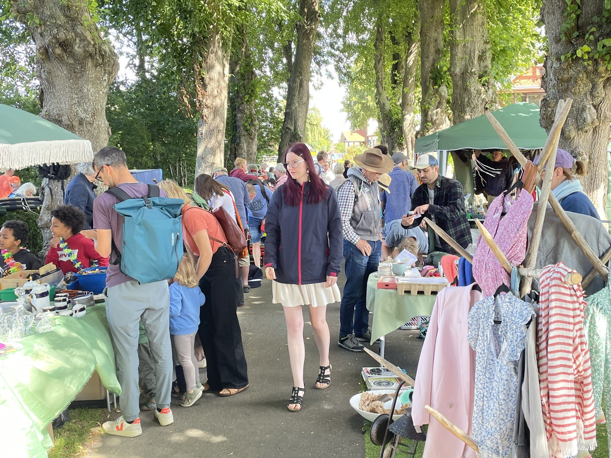 Flohmarktstände in einer Allee.