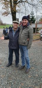 Weihnachtsbaumschmücken Foto: Goedecke Zwei Männer lächeln in die Kamera