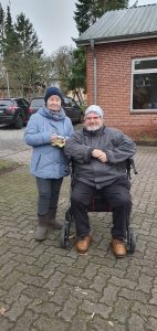 Weihnachtsbaumschmücken Foto: Goedecke Eine Frau und ein Mann auf einem Rollator sitzend lächeln in die Kamera.
