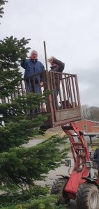 Weihnachtsbaumschmücken Foto: Goedecke Carsten Andresen und Birgit Johannsen winken vom Weidemann in die Kamera.