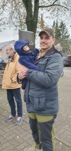 Weihnachtsbaumschmücken Foto: Goedecke Ein junger Vater mit seinem 12 Wochen alten Baby auf dem Arm.