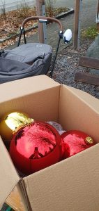 Weihnachtsbaumschmücken Foto: Goedecke Rote und goldene Weihnachtskugeln im Karton.