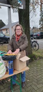 Weihnachtsbaumschmücken Foto: Goedecke Eine Frau packt Dekomaterial aus.