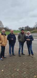 Weihnachtsbaumschmücken Foto: Goedecke Drei Männer und Birgit Kiehn-Schmeling lächeln in die Kamera.
