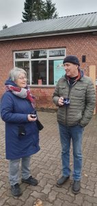 Weihnachtsbaumschmücken Foto: Goedecke Ein Mann und eine Frau unterhalten sich vor dem Feuerwehrtgerätehaus.