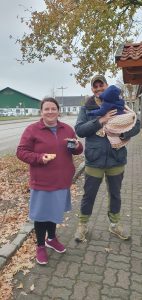 Weihnachtsbaumschmücken Foto: Goedecke Ein Ehepaar mit Baby lächeln in die Kamera.