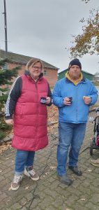 Weihnachtsbaumschmücken Foto: Goedecke Ein Ehepaar lächelt in die Kamera.