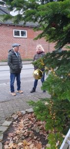 Weihnachtsbaumschmücken Foto: Goedecke Birgit Johannsen beim Baumschmücken mit kritischen Blick nach oben, daneben ein Mann.