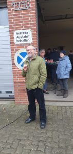 Weihnachtsbaumschmücken Foto: Goedecke Ein Mann vor dem Feuerwehrgerätehaus lächelt in die Kamera.