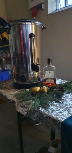 Weihnachtsbaumschmücken Foto: Goedecke Ein Punschkocher mit einer Flasche Amaretto und Weihnachtsdeko auf dem Buffet.
