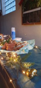 Weihnachtsbaumschmücken Foto: Goedecke Selbstgebackener Kuchen mit Weihnachtsdeko auf dem Buffet.