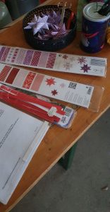 Weihnachtsbaumschmücken Foto: Goedecke Bastelecke für Kinder mit Papier zum Sternefalten.