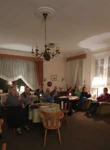 Lesung 2026 Gäste der Lesung im Vorsaal mit einem Glas Sekt.