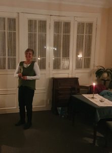 Lesung 2026 Birgit Kiehn-Schmeling lächelt in die Kamera. Sie hält ein Glas Sekt in der Hand.