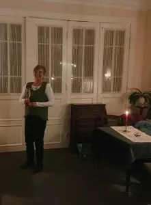 Lesung 2026 Birgit Kiehn-Schmeling lächelt in die Kamera. Sie hält ein Glas Sekt in der Hand.