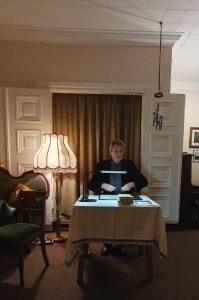 Lesung 2026 Dr. Gunther Diehl sitzt an seinem Lesetisch.