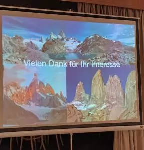 Sie sehen Fotos von der wilden bergigen Landschafts Patagoniens.