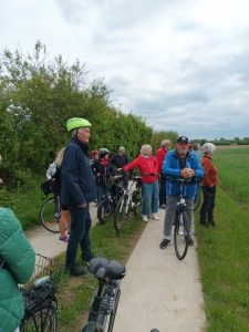 Radtour Mai 2026 Teilnehmende der Radtour beim Stopp am Feldrand.