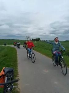 Teilnehmende der Radtour beim Radfahren.