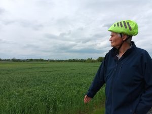 Radtour Mai 2026 Jürgen Jacobsen mit Fahrradhelm und blauer Jacke vor Kornfeld.