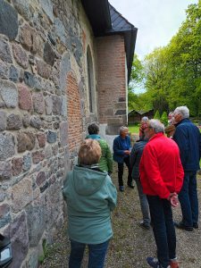 Radtour Mai 2026 Teilnehmende der Radtour neben der Kirche.