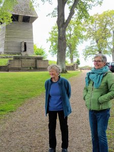 Radtour Mai 2026 Johanna Heyland und Birgit Kiehn-Schmeling vor dem Glockenturm.