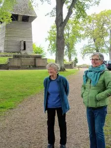 Johanna Heyland und Birgit Kiehn-Schmeling vor dem Glockenturm.