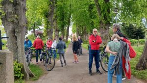 Radtour Mai 2026 Teilnehmende der Radtour in der Kirchenalle mit ihren Fahrrädern.
