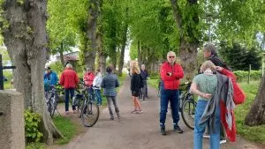 Teilnehmende der Radtour in der Kirchenalle mit ihren Fahrrädern.
