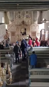 Teilnehmende der Radtour im Innenraum der Kirche,