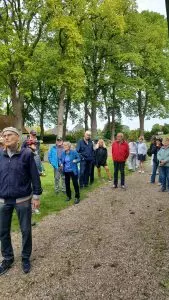 Bunt gekleidete Teilnehmende der Radtour.