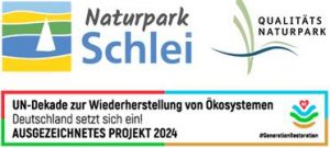 Sie sehen das Logo des Naturpark Schlei in den Farben weiß, blau, gelb, grün.