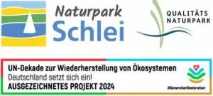 Sie sehen das Logo des Naturpark Schlei in den Farben weiß, blau, gelb, grün.